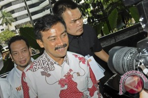 Indonesia: Youth minister appears before Corruption Eradication Commission